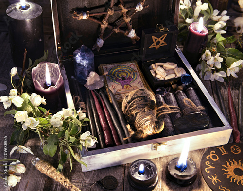 Fotografía Witch box with black candles, tarot cards, runes, voodoo doll and magic objects with flowers Occult, esoteric and divination still life
