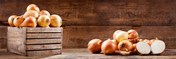 Wall Mural - fresh onions in a wooden box