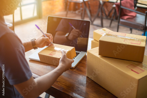 Fotografía Online shopping young start small business in a cardboard box at work