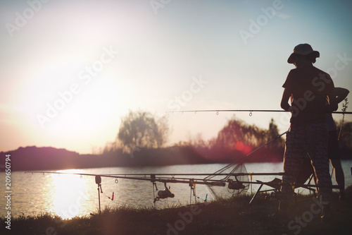 Dekoracja na wymiar  wedkarstwo-jako-rekreacja-i-sport-prezentowane-przez-rybakow-nad-jeziorem