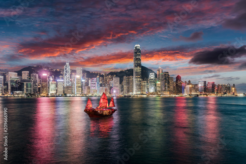 Plakat Iluminująca linia horyzontu Hong Kong i Wiktoria schronienie w wieczór po zmierzchu