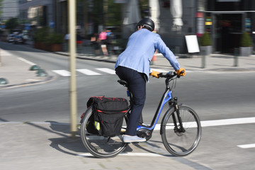 Poster - velo santé sécurité roues route ville casque