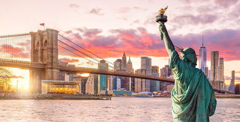 Fototapete - Statue Liberty and  New York city skyline at sunset