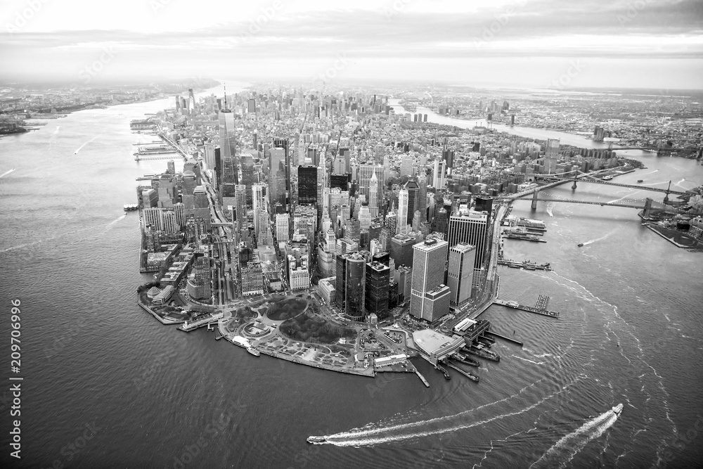 Aerial view of Manhattan skyline at sunset, New York City - obrazy, fototapety, plakaty 