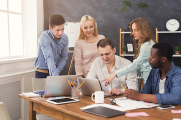 Aufkleber - Company coworkers discussing ideas in office