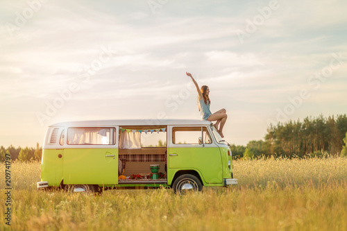 Cuadros en Lienzo Young woman enjoying a roadtrip