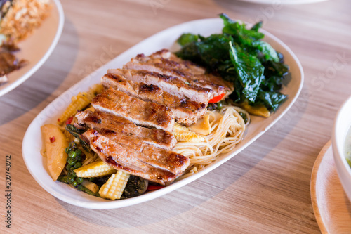 Fotografia, Obraz Drunken noodles: Spicy fried egg noodle with basil and pepper served with grilled pork