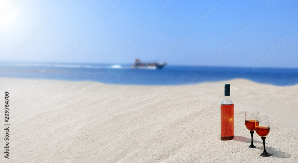 Butelka wina na plaży, wakacje nad morzem. - obrazy, fototapety, plakaty 