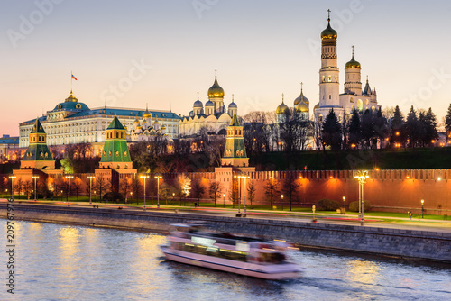 Plakat Zmierzchu widok Moskwa Kremlin i Moskwa rzeka. Architektura i zabytki Moskwy.