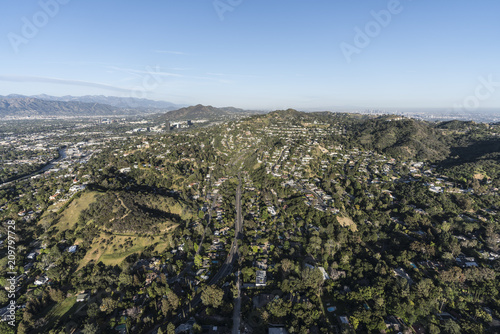 Plakat Widok z lotu ptaka zbocze domy wzdłuż Laurel jaru bulwaru w Pracownianym miasta i Hollywood wzgórzy terenie San Fernando dolina w Los Angeles Kalifornia.