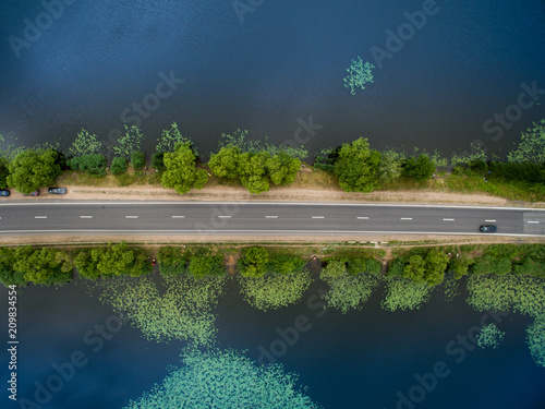 krajobraz-drogi-asfaltowej-widok-z-gory-na-drodze-wzdluz-blekitnej-rzeki-fotografia-letnia-z-widokiem-z-lotu-ptaka