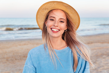 Canvas Print - Close up of smiling young girl in summer hat