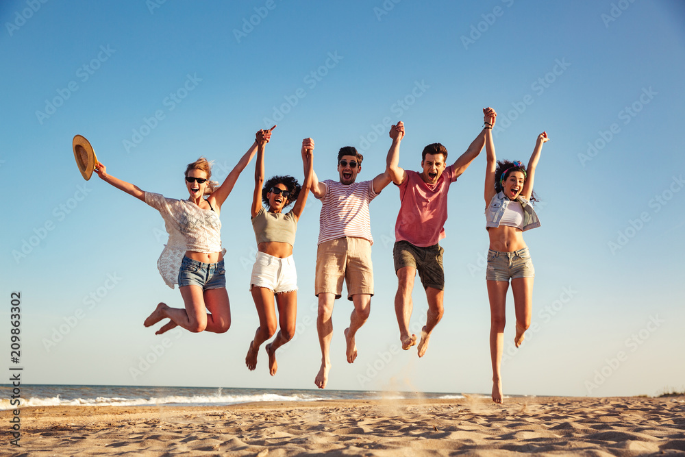 Group of happy young friends dressed in summer clothes - obrazy, fototapety, plakaty 