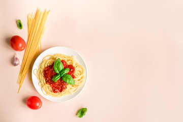 Wall Mural - Spaghetti pasta on pink background