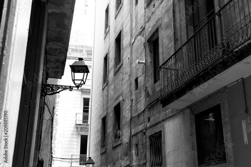 Fotografia  Narrow street in Barcelona. Black and white photo.
