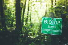 Naturschutzgebiet, Wald. Grünes Schild "Biotop, Betreten Verboten", Textfreiraum