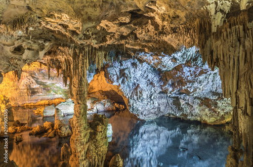 Fotografía Beautiful stalactites and stalagnites of Neptune's Grotto- cave near Alghero, Sa
