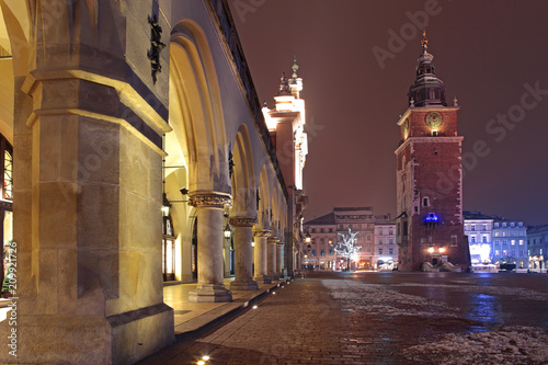 Plakat Kraków, noc wigilijna wieża ratuszowa i stary rynek, Polska