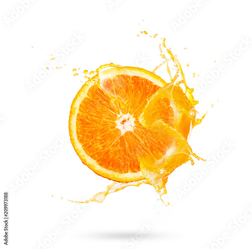 Dekoracja na wymiar  swiezych-slajdow-pol-dojrzalych-owocow-pomaranczy-z-woda-powitalny-soku-pomaranczowego-na-bialym-bac