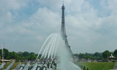 Zdjęcie XXL 23 maja 2018 r. Paryż, Francja. Symbol Framce Wieża Eiffla