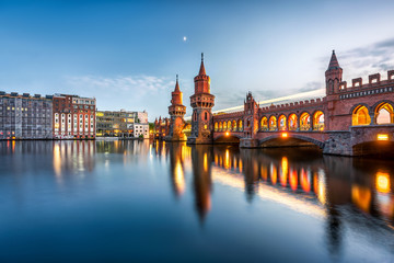 Oberbaumbrücke zwischen Kreuzberg und Friedrichshain, Berlin, Deutschland