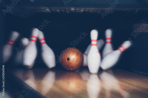 Cuadros en Lienzo motion blur of bowling ball skittles on the playing field