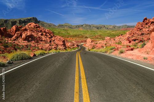 sceniczna-droga-w-doliny-ogienia-stanu-parku-w-nevada-usa
