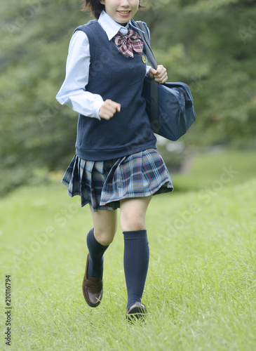 走る女子高生 Stock 写真 Adobe Stock 走る女子高生 Stock 写真 Adobe Stock