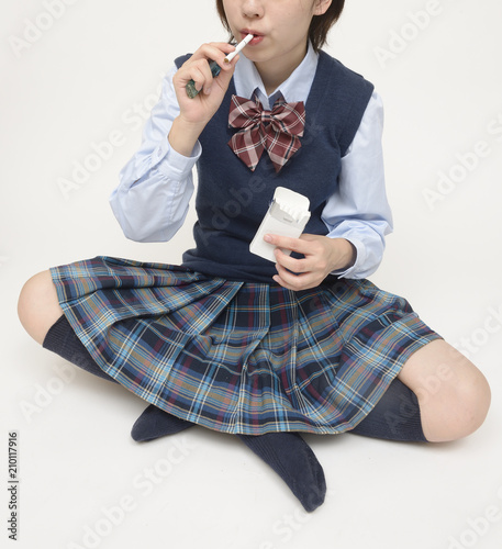 タバコを吸う女子高校生 Stock Photo Adobe Stock