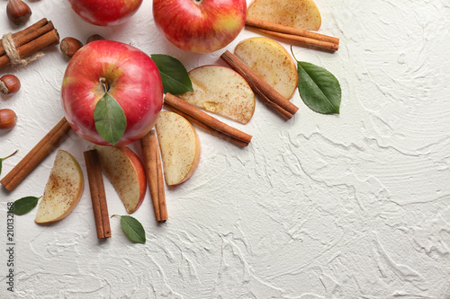 Cuadros en Lienzo Fresh ripe apples and cinnamon on table
