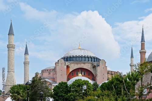 Zdjęcie XXL ISTANBUL, TURCJA - MAJ 26: Widok zewnętrzny Muzeum Hagia Sophia w Stambule w Turcji w dniu 26 maja 2018