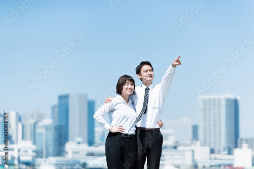 肩を組んで指をさす男女 ビジネスイメージ Stock 写真 Adobe Stock 肩を組んで指をさす男女 ビジネスイメージ Stock 写真 Adobe Stock