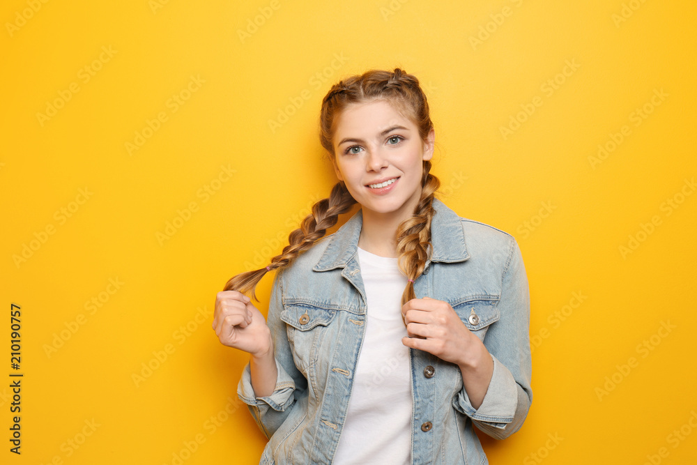 Beautiful young woman on color background - obrazy, fototapety, plakaty 