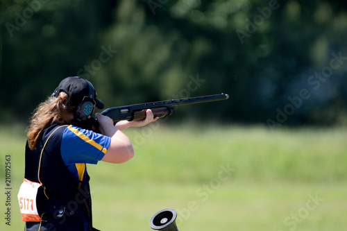 Fotomural Teenage girl shooting in a shotgun competition.