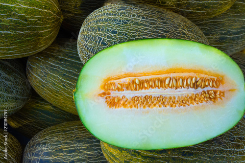 Fotografía Heap of Big Ripe Organic Green and Yellow Spanish Frogs Skin Melons Mediterranean Farmers Market