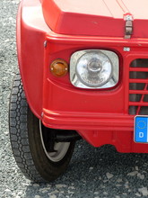 Roter Französischer Geländewagen Der Siebziger Jahre  Mit Schmalen Reifen Auf Grauem Schotter In Lage Bei Detmold In Ostwestfalen-Lippe