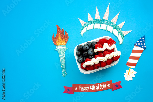 Fotografía Independence day, happy fourth of july and dessert concept with the american fla