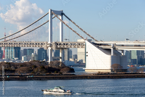 Plakat Tokio Zatoka z tęcza mostem w Odaiba miasta linii horyzontu