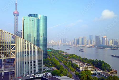 Zdjęcie XXL Statki towarowe poruszające się w górę rzeki z tłem panoramę miasta w Szanghaju Chiny, kluczowym graczem w globalnej produkcji handlowej i popytu konsumpcyjnego