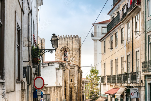 Plakat Lizbona, Portugalia.- 11 lutego 2018: Old Town Lisbon. ulica widok typowych domów w Lizbonie, Portugalia, Europa