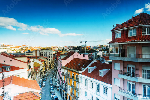 Plakat Lizbona, Portugalia.- 11 lutego 2018: Old Town Lisbon. ulica widok typowych domów w Lizbonie, Portugalia, Europa