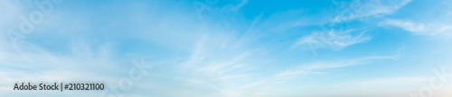 Photo Blue sky background with clouds