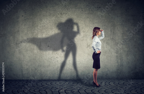 Fotomural Brave business woman posing as super hero