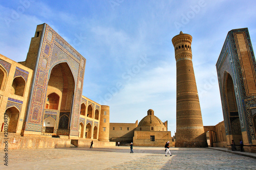 Fotomural Po-i-Kalyan mosque complex with The Kalyan minaret in Bukhara, Uzbekistan