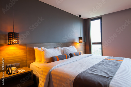 Zdjęcie XXL Wnętrze nowożytna sypialnia przy hotelem z białą pościelą i poduszką