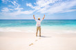 © eyetronic - Auswanderer freut sich mit ausgebreiteten Armen am Strand