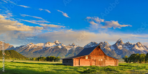 Cuadros en Lienzo This abandoned, vintage barn in Mormon Row has the Grand Tetons in the background