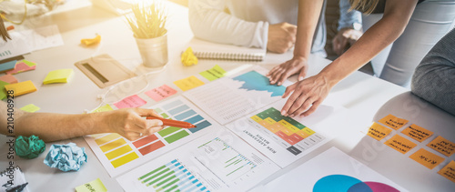 Canvastavla  Young creative business people meeting at office.