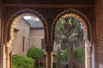 Detalles de la arquitectura de los palacios nazaríes de la alhambra de Granada, España