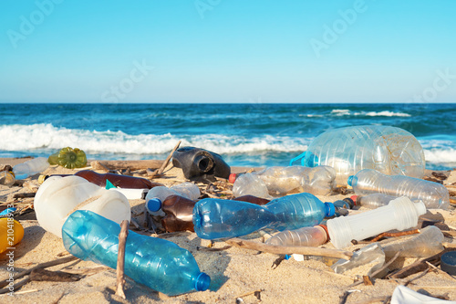Cuadros en Lienzo Spilled garbage on the beach of the big city